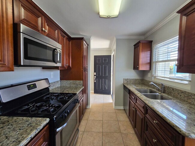 Building Photo - 6 bed house on Tipton Available!
