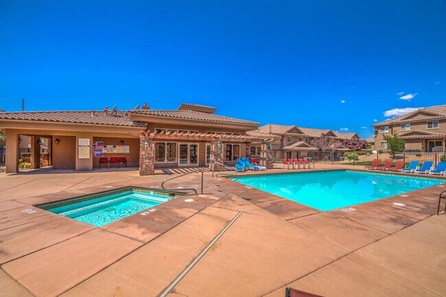 Building Photo - Beautiful townhome near little valley