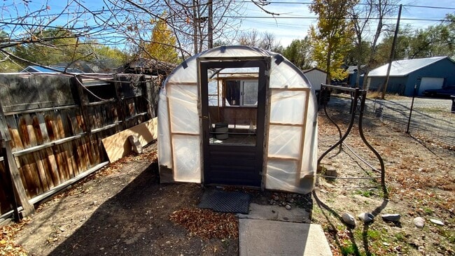 Building Photo - 4 Bedroom 1.5 Bath House with Washer and D...