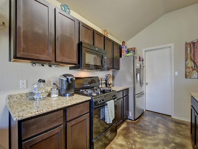 Building Photo - 1096 Twin Estates Dr