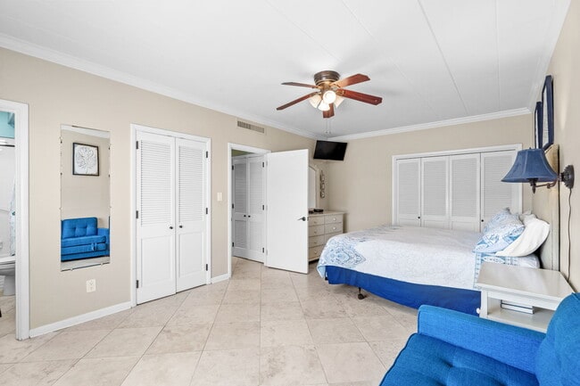 Building Photo - 10100 Lakeshore Dr