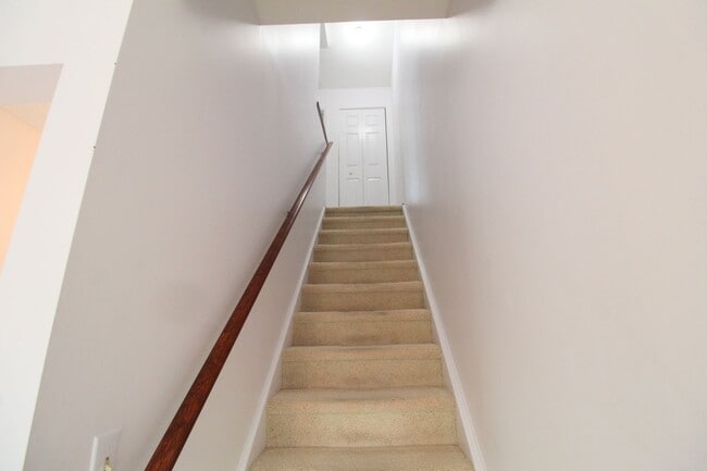 Building Photo - Charming 3-Bedroom Townhome for Rent with ...