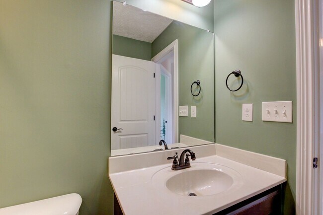 Building Photo - 716 Cavalier Dr