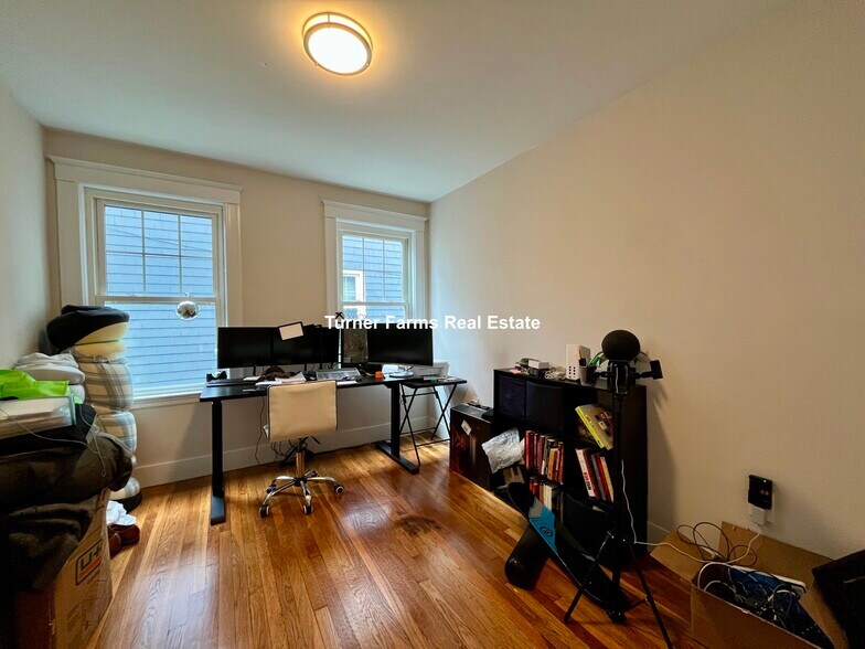 Building Photo - 72 Belden St