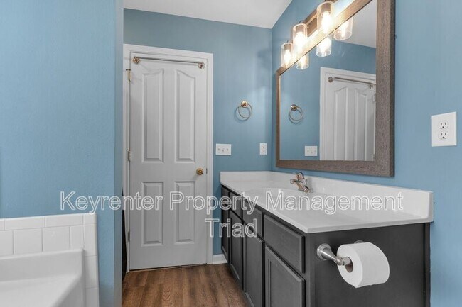 Building Photo - 540 Lake Way