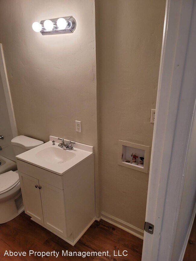 Building Photo - 3 br, 1 bath House - 695 Saxon Avenue