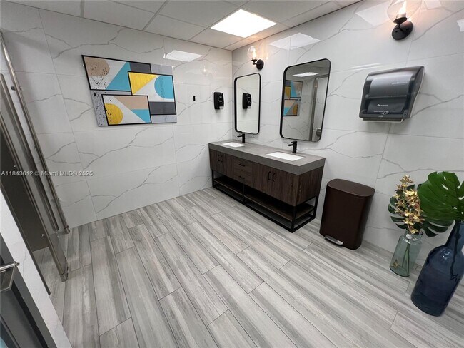 Building Photo - 3140 S Ocean Dr