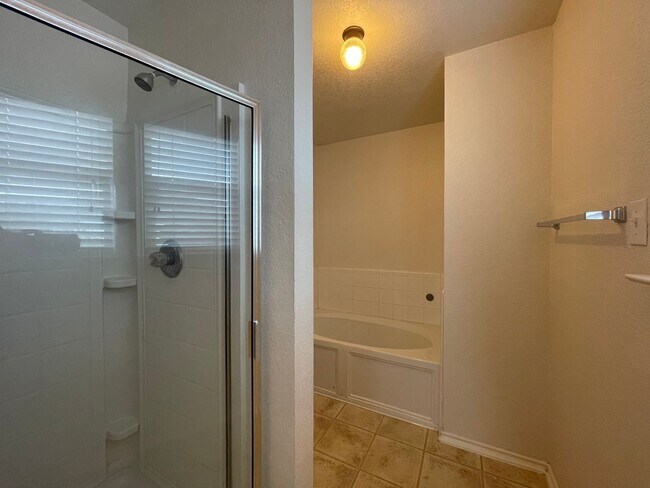 Building Photo - LOTS OF SQUARE FOOTAGE IN THIS 4 BEDROOM H...