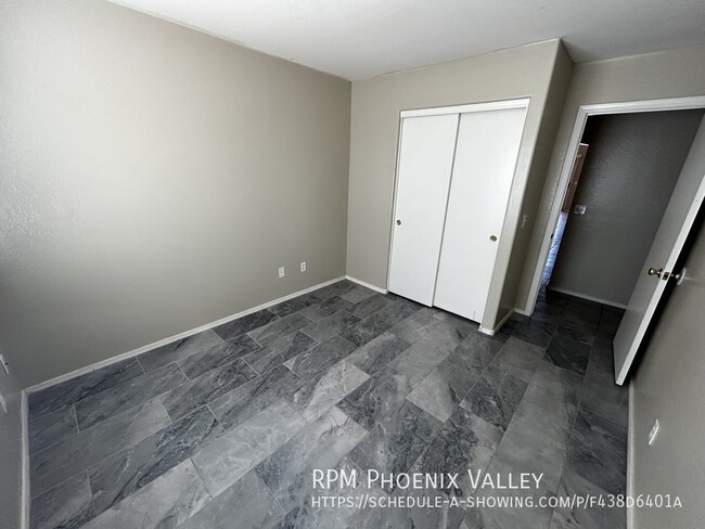 Building Photo - Open Concept 4 Bed/2 Bath W/ New Paint & N...