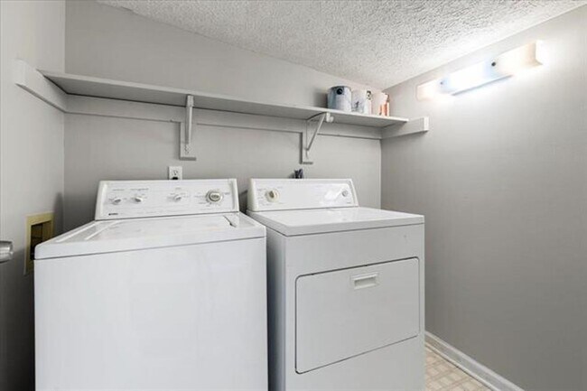 Building Photo - Radford, 3 BR / 2 BA, Available NOW