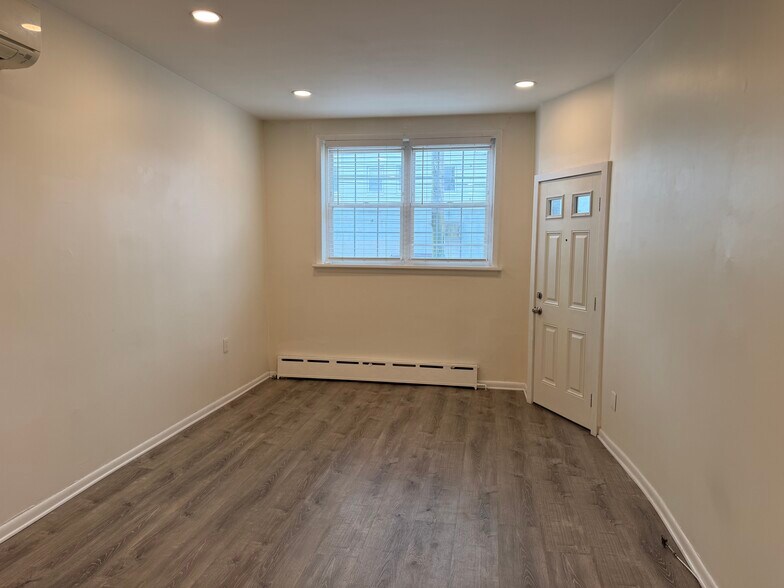 Building Photo - 2049 Snyder Ave