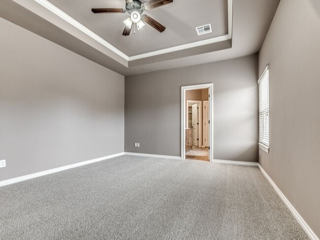 Building Photo - 3 Bedroom + Study + 3 car garage home located in the heart of Edmond!