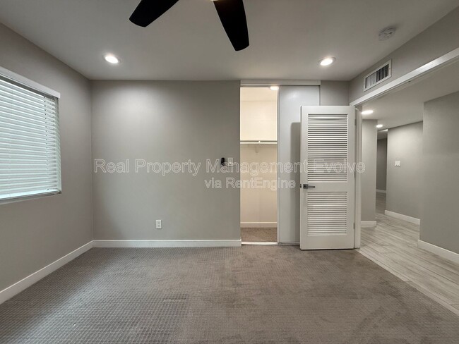 Building Photo - 606 E Royal Palm Square N