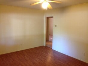 Building Photo - 2 Bedroom 1 bath Duplex