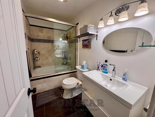 Building Photo - Beautiful furnished 3 bedroom! Great Location!