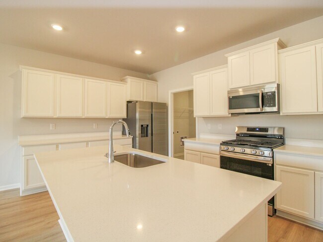 Building Photo - Lovely townhome between Athens and Madison!