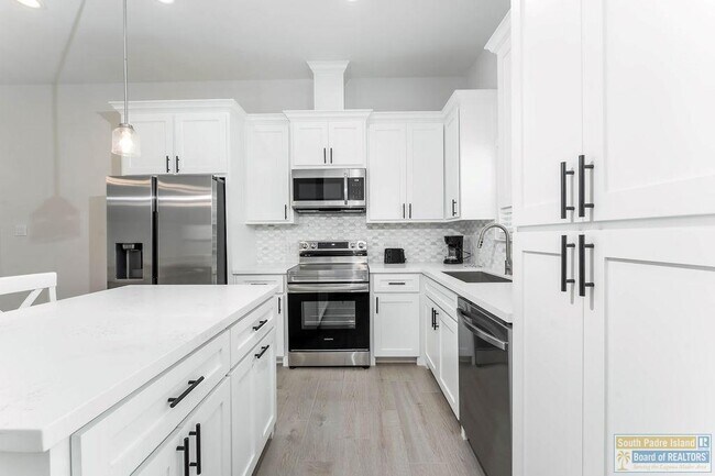 Building Photo - 20 S Bay Hill Dr