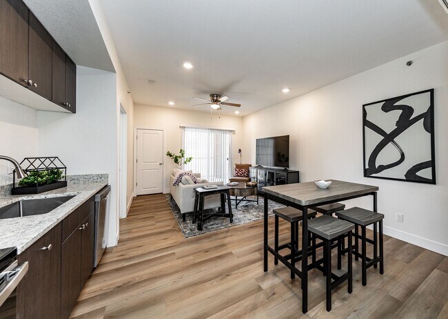 Building Photo - 1 Bed Luxury Apartment near Garden of the Gods