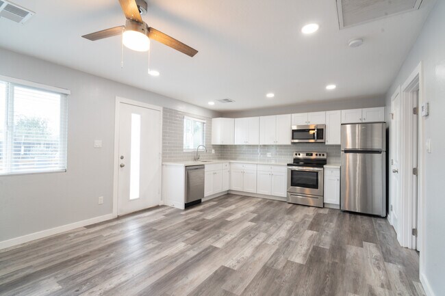 Building Photo - 1421 S Rita Ln