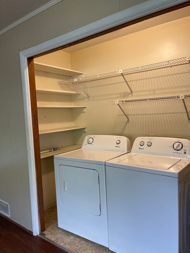 Building Photo - Glenn Ave Home