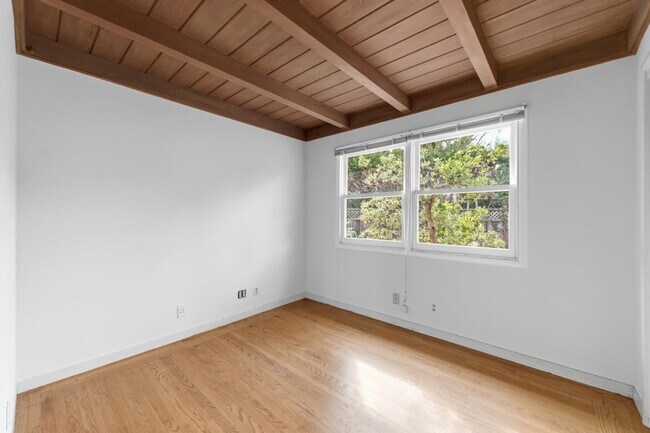 Building Photo - 8 Patricia Pl