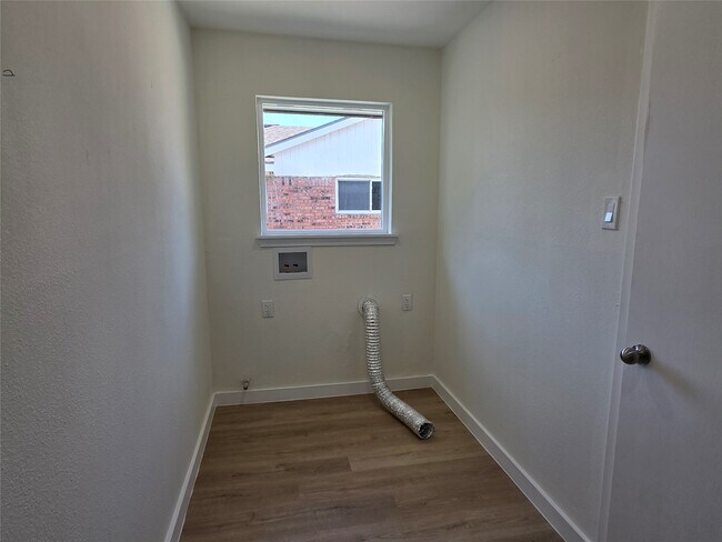 Building Photo - 11726 N Willow Cir