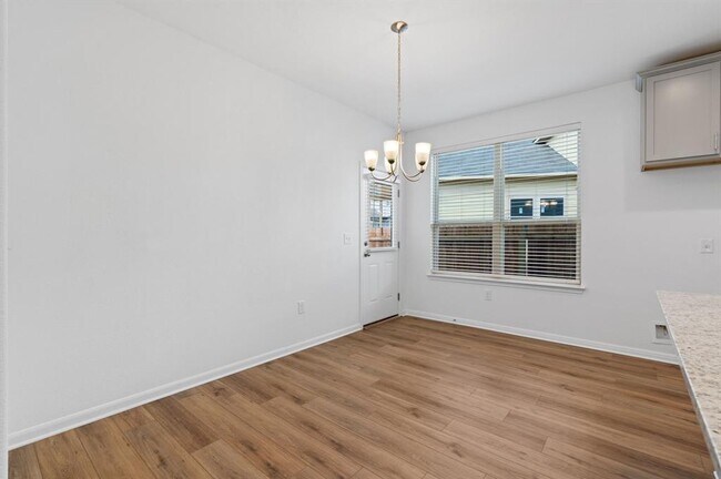 Building Photo - 348 Rend Dr