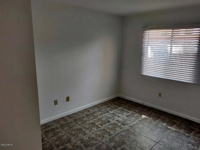 Building Photo - 1005 E 8th St