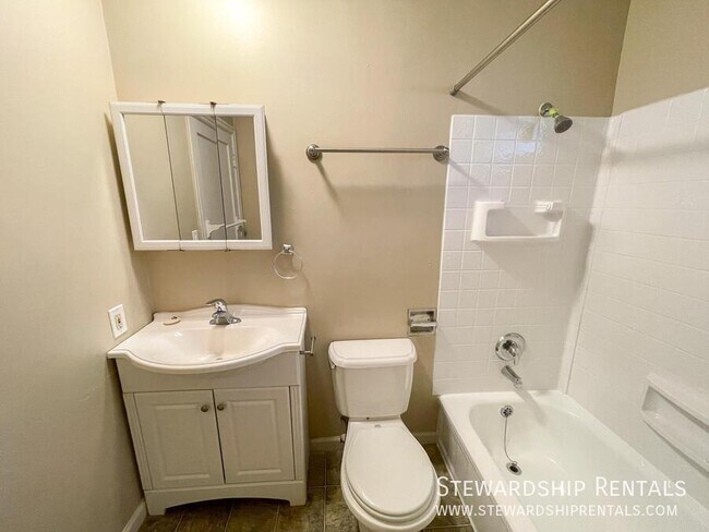 Building Photo - 2009 NW Tyler Ave