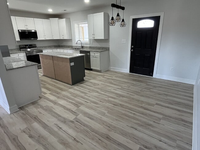 Building Photo - New Built Home 3-Bedroom Kernersville Home with Granite Touches and 2 Full Baths!"