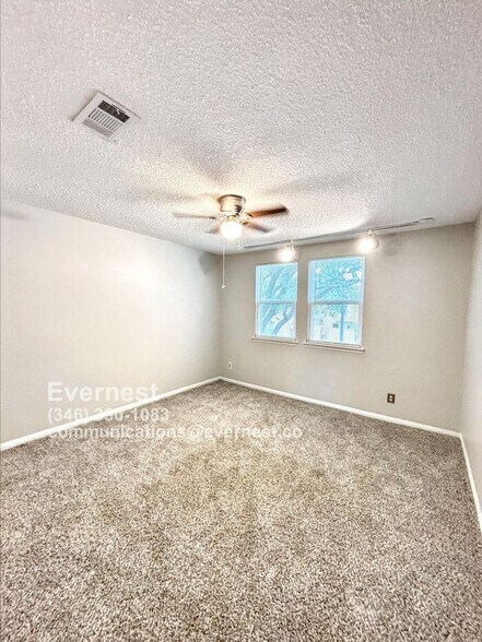 Building Photo - 2206 Shadowdale Dr