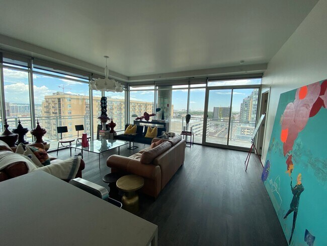Building Photo - Large 2 bedroom 2 1/2 bath condo at One Li...