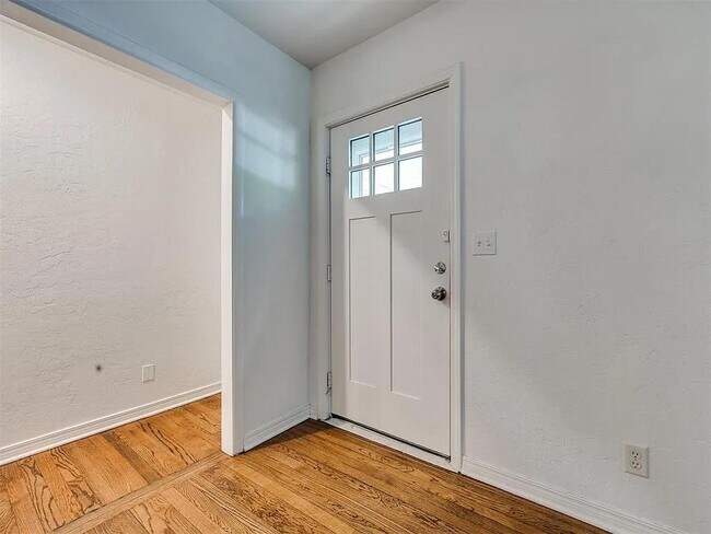 Building Photo - 1017 McFarland St