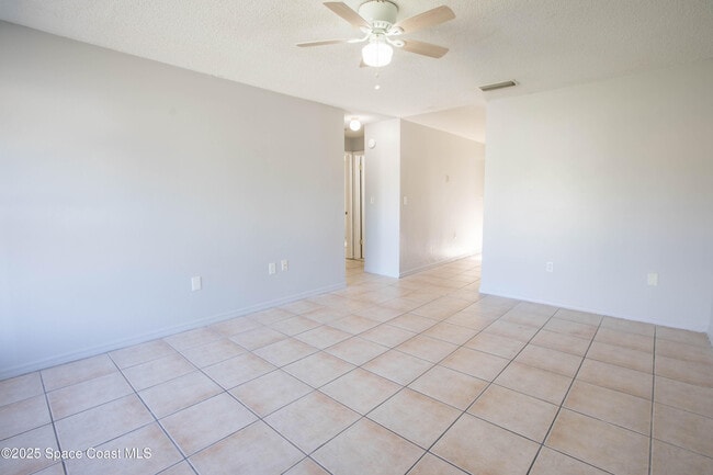 Building Photo - 415 Country Ln Dr