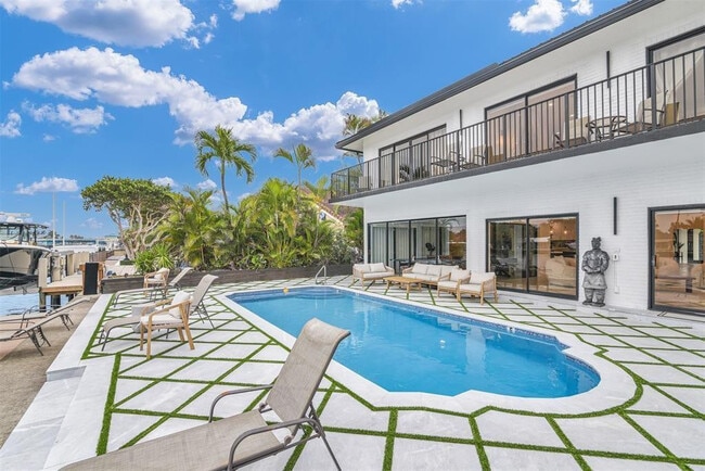 Building Photo - 319 S Riverside Dr