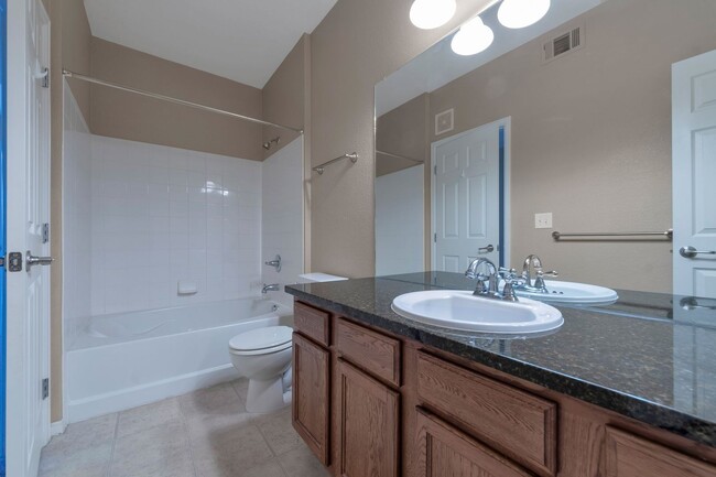 Building Photo - Move-in Ready 2 Bedroom, 2 Bath condo in P...