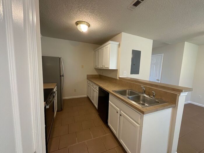 Building Photo - 1608 Hallmark Hills Dr