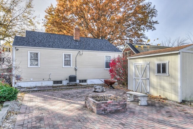 Building Photo - Aksarben Beauty