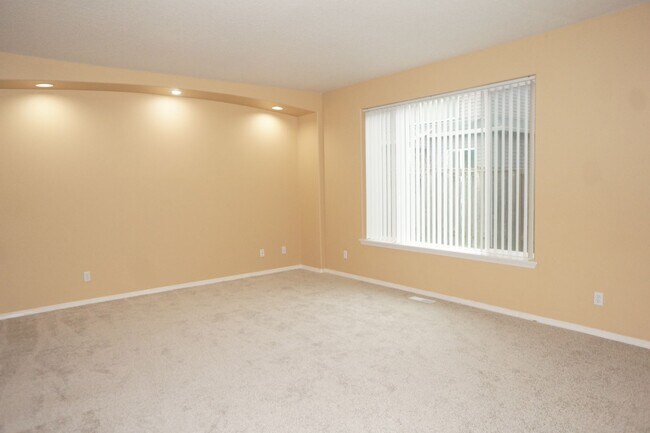 Building Photo - 4 bedroom Orenco Garden pet friendly house