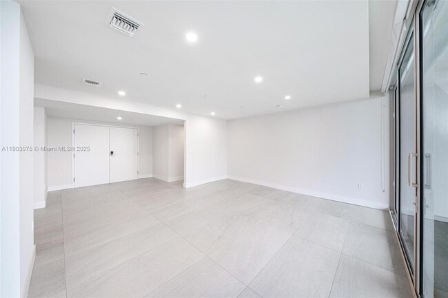 Building Photo - 555 NE 34th St