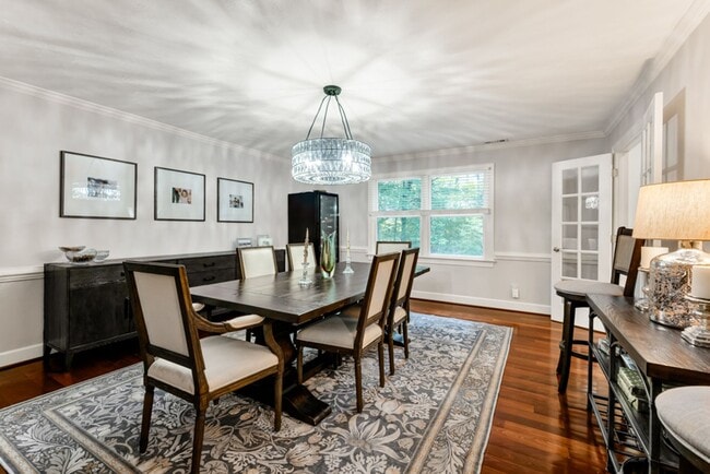 Building Photo - A rare estate-style rental in Thoroughgood