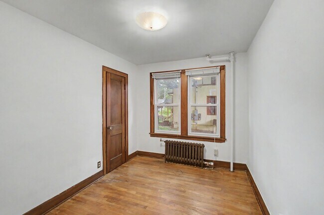 Building Photo - 407 W Green St