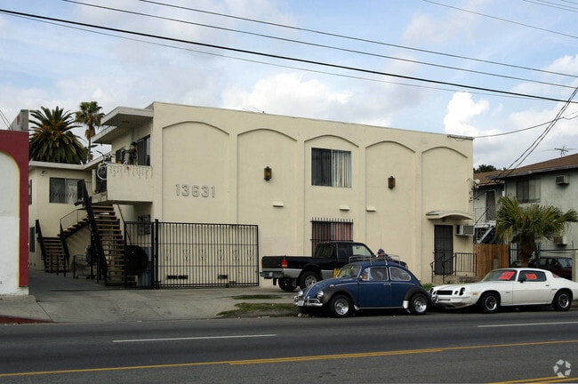 Building Photo - 13631 Vanowen St