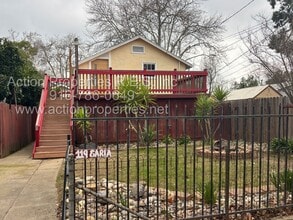 Building Photo - Central Roseville - 1 Bed, 1 Bath - New Flooring & Paint - Large Deck great for Entertaining! No ...