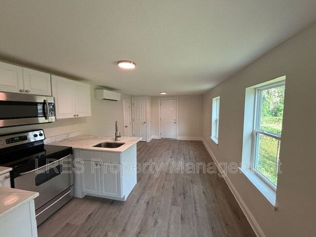 Building Photo - 710 1/2 Cypress Ave