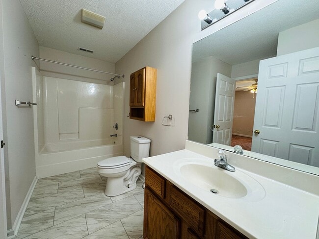 Building Photo - 2BR Condo with Garage | Vaulted Ceilings | Real Hardwood Floors | Gas Fireplace | Near UT & Downt...