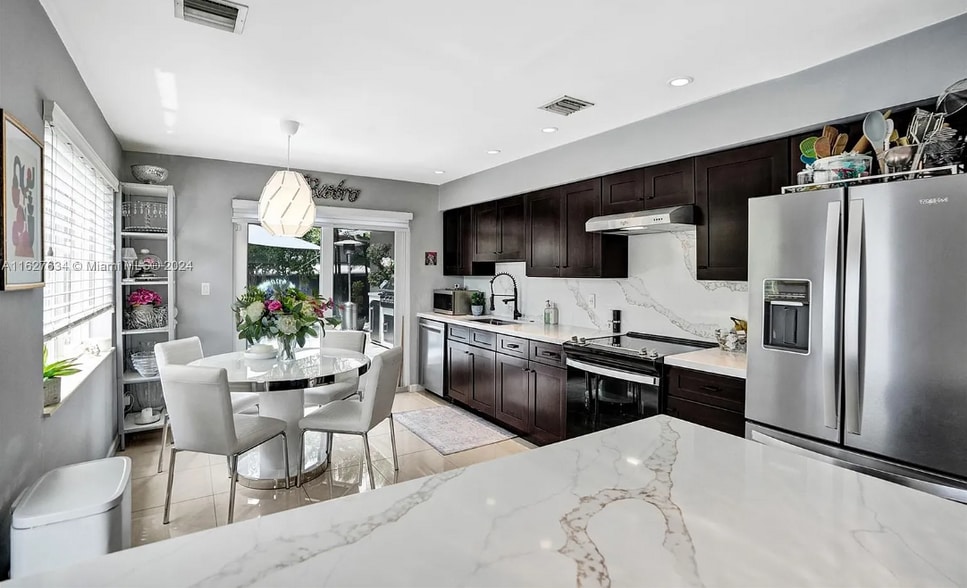 Building Photo - 1001 NE 17th Ct