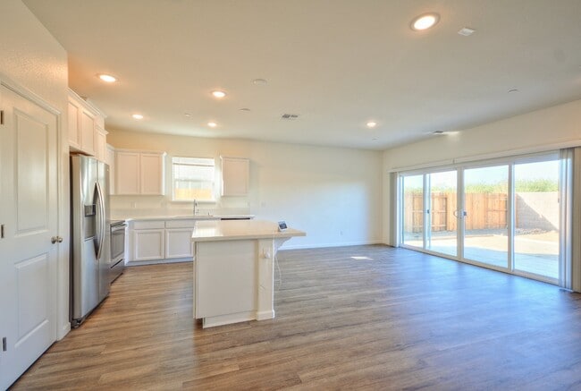 Building Photo - Newer home with solar AVAILABLE NOW!