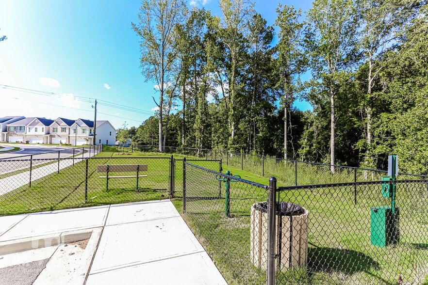 Building Photo - 405 Camrose Ave