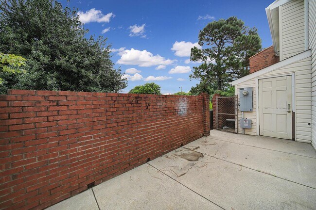 Building Photo - Lovely 3 Bed 2.5 Bath Home!